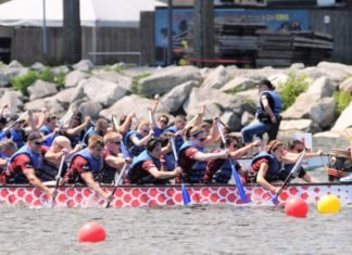 年年同竞龙舟渡 欢歌笑语满密城