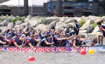 年年同竞龙舟渡 欢歌笑语满密城