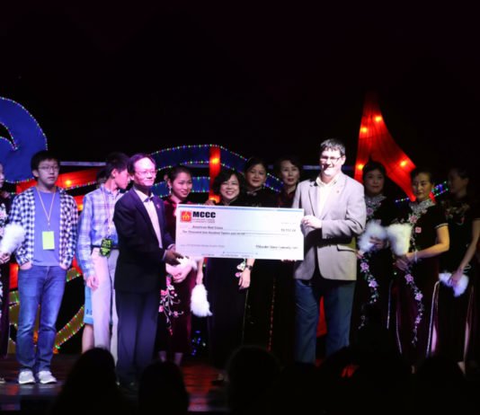 赏华灯不忘灾区民众 庆中秋传承中国文化