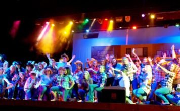 美国高中的节日闹剧